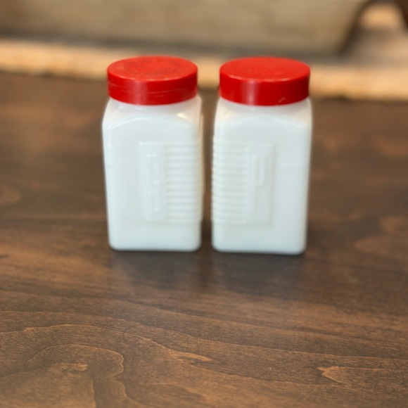 Magic Chef Vintage Salt & Pepper Shakers - Picture 6 of 8